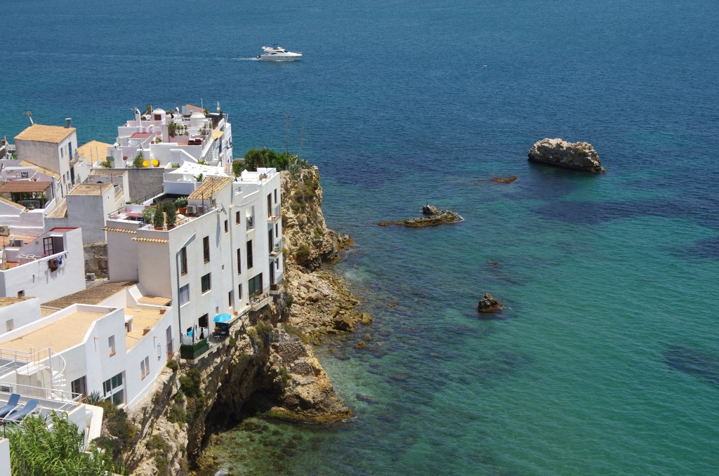 Village typique d'Ibiza surplombant la Méditerrané ( Baléares ) 