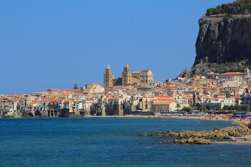 La cattedrale di Cefalù vista dal mare