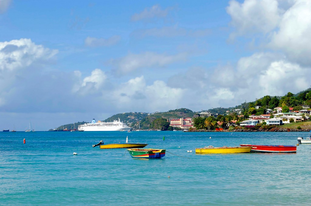 Lors d'une croisière dans les Grenadines, la plage Grand Anse vaut le détour sans oublier une visite de la capitale St Georges...