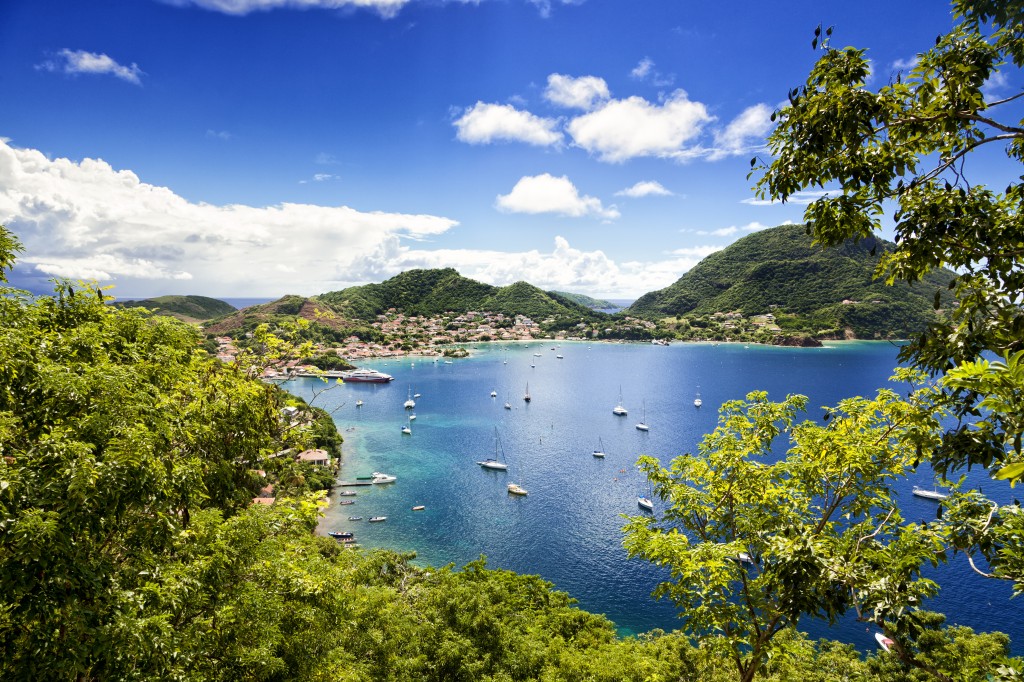 L'archipel des Saintes  se trouve  au sud /-sud-est de la Guadeloupe