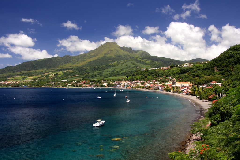 La ville de Saint-Pierre  avec la montagne Pelée en arriére plan, Martinique