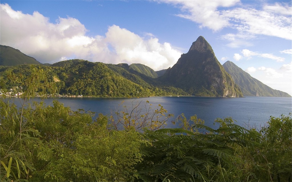 L’île  Sainte Lucie, offre des possibilités de plage et farniente,  l’emblème de Sainte-Lucie : Les pitons de Sainte-Lucie ensemble d'aiguilles volcaniques 